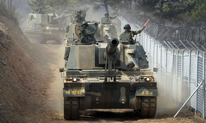 Pháo tự hành K-9 của quân đội Hàn Quốc cơ động trong quá trình diễn tập.